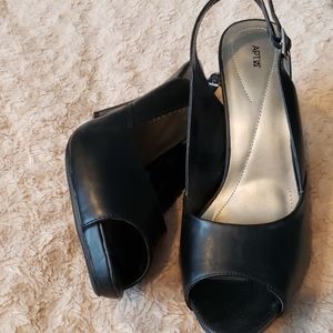 Black ladies shoes, low wear